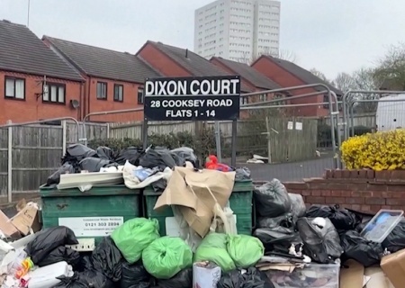    Бирмингем утопает в мусоре из-за забастовки коммунальщиков. Власти Великобритании привлекли военных для решения проблем