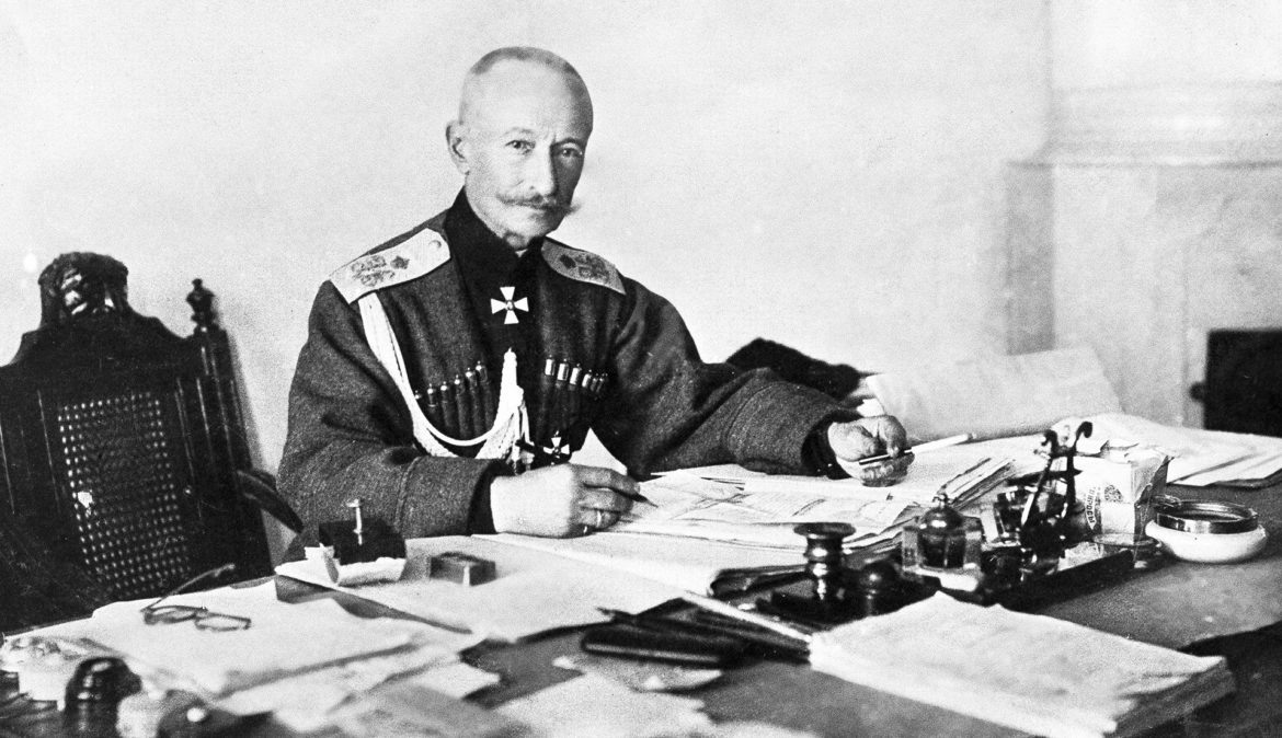 Алексе́й Алексе́евич Бруси́лов (19 [31] августа 1853, Тифлис — 17 марта 1926, Москва) — русский и советский военачальник и военный педагог, генерал от кавалерии (с 6 декабря 1912), генерал-адъютант (с 10 апреля 1915). Верховный главнокомандующий Русской императорской армии (22 мая — 19 июля 1917), главный инспектор кавалерии Красной армии (1923). (вики)