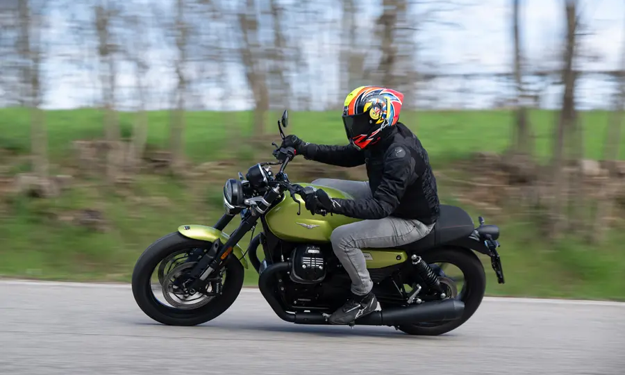 Moto Guzzi V7 Sport 2025: итальянский хулиган с манерами джентльмена