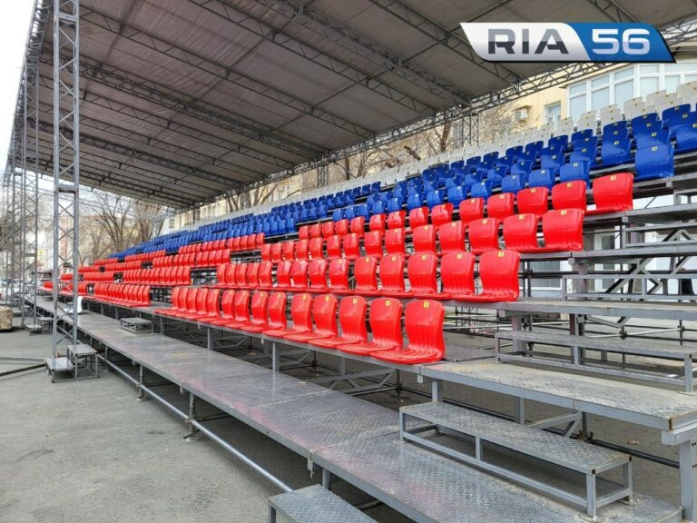    В Оренбурге на площади Ленина почти закончен монтаж трибун ко Дню Победы Андрей Севостьянов