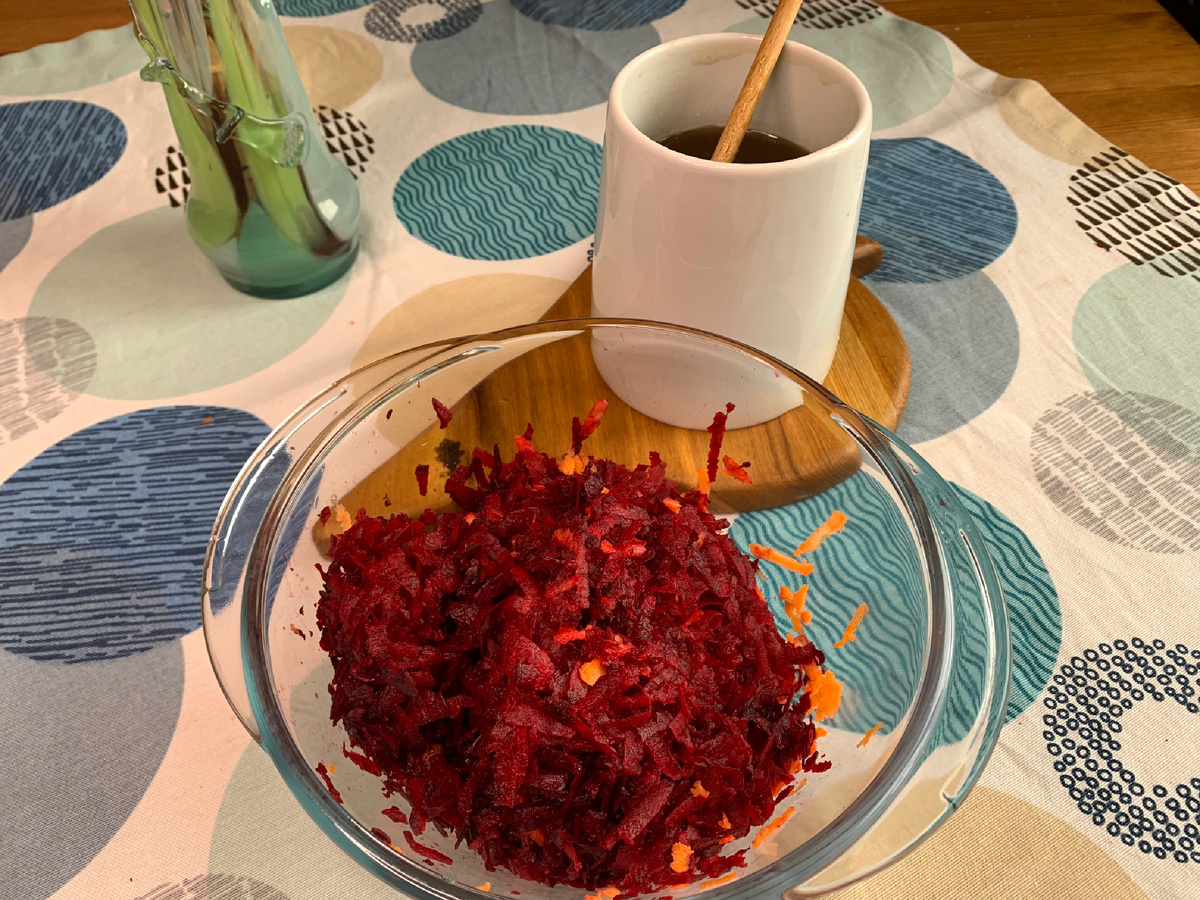 Свёклу и морковь натереть на крупной тёрке 