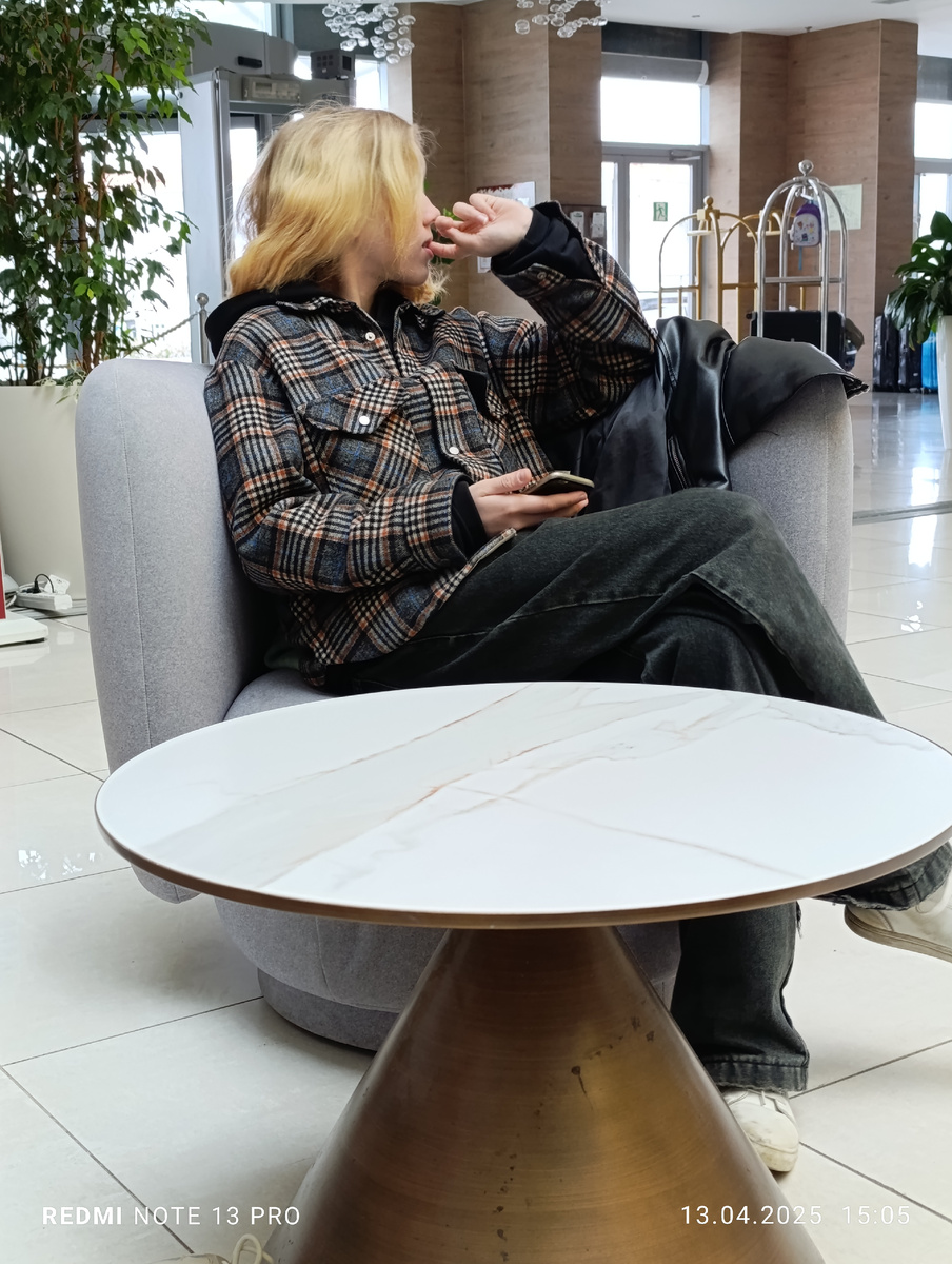 В ожидании отъезда. Дочь старшая 