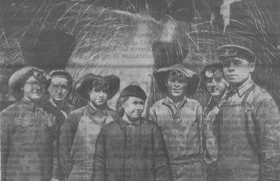 20 апреля. Бригада сталеваров Ижорского завода (слева направо): А. Колокольчиков, В. Баженов, И. Протасов, А. Богданова, Ф. Чураков, В. Цветков и Н. Круглов — бригадир./ФОТО М. МИЦКЕВИЧА