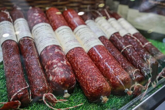    Чем отличается салями от сервелата?