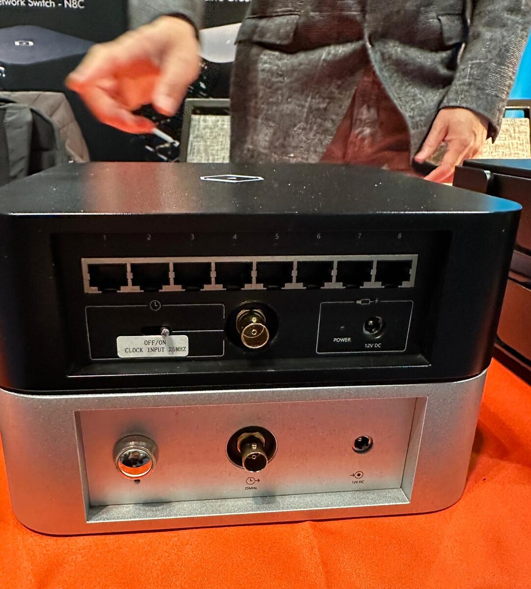 Аудиофильный коммутатор Ethernet для младшей серии (сверху) и Тактовый генератор на 25 МГц (снизу)