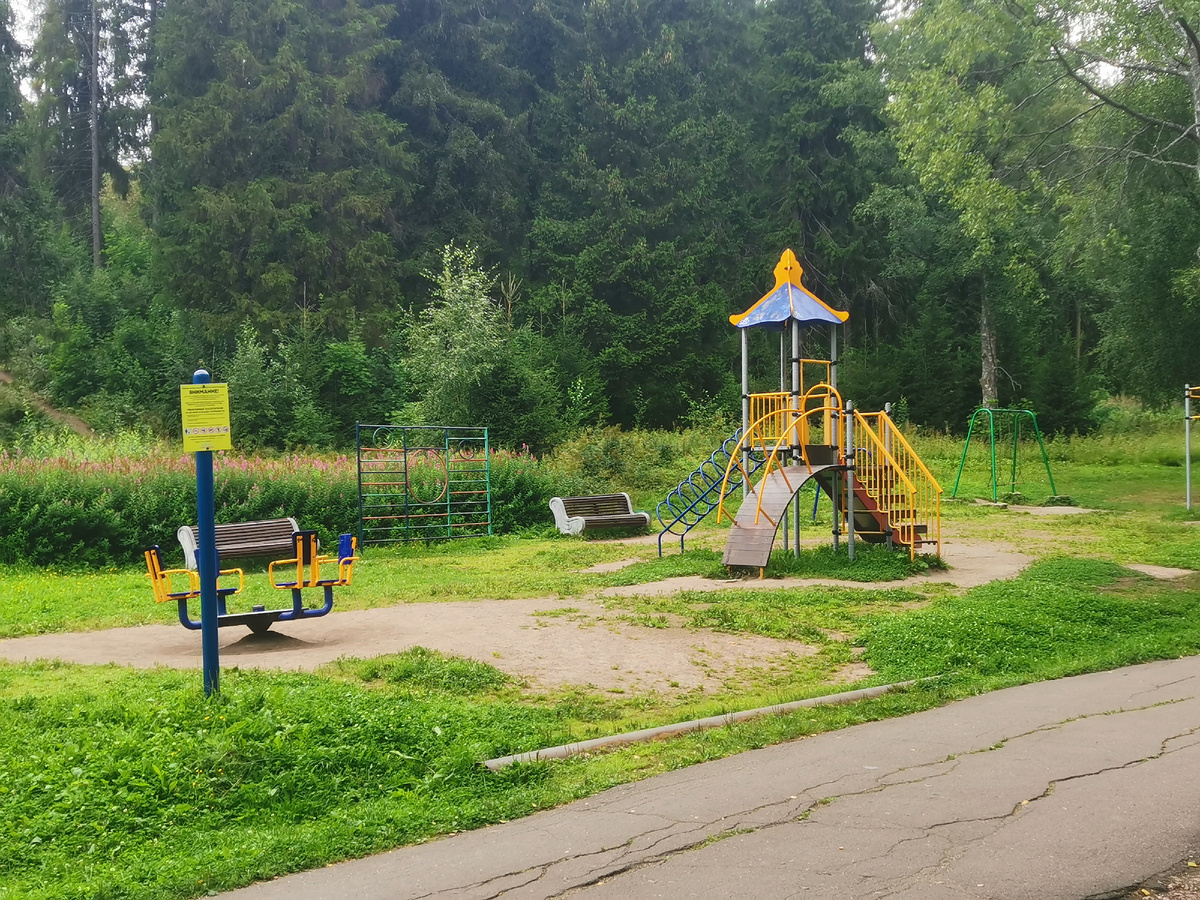 Весьма скромная детская площадка
