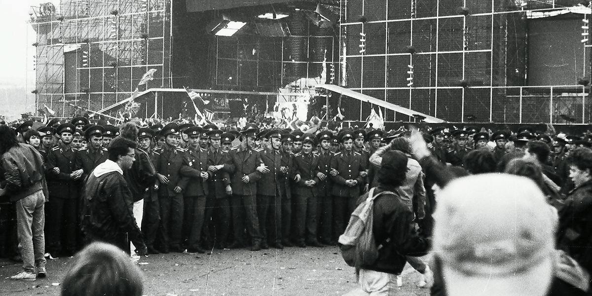 Военные и полицейские пытаются сдерживать толпу на фестивале