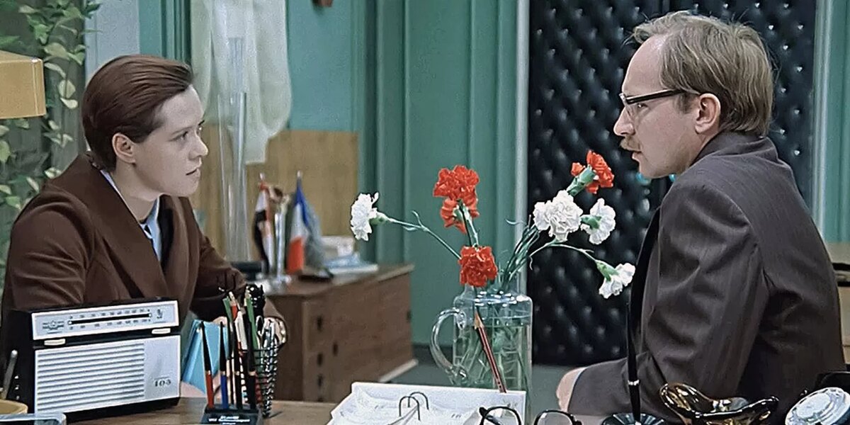 кадр из фильма "Служебный роман" , блестящая актерская работа Алисы Фрейндлих и Андрея Мягкова сделала этот фильм популярным