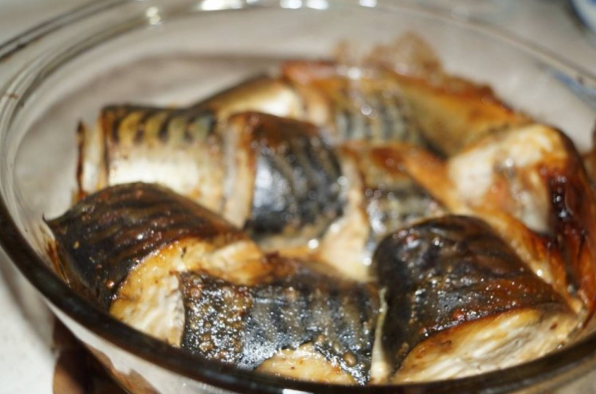 Хек, минтай, треска - выбирай любую, но обязательно в виде тушки.
Тебе понадобится: 2 тушки рыбы, 1 луковица, 2 ст.л. соевого соўса, 2 ст.л.
растительного масла, 4 зубчика чеснока, хмели-сунелӣ,специи.
Приготовление: Очисти и выпотроши рыбу, нарежь её на гпорционные куски и
смешай с нарезанным кольцами луком. Отдельно смешай соевый соус, масло,
измельченный чеснок и специи. Залей рыбу маринадом и остаiвь её в холодильнике на
полчаса. После чего запекай кусочки 25 минут в чаше аэроігриля при 200 градусах.
