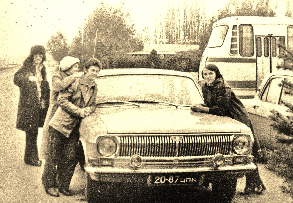 Аэропорт г. Краснодар.  Друзья провожают в дальние края.