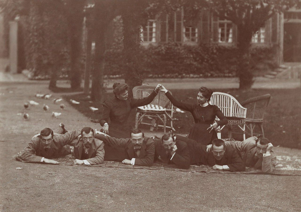 Что делает эти снимки по-настоящему уникальными? Они показывают совершенно иную сторону жизни монархов. 