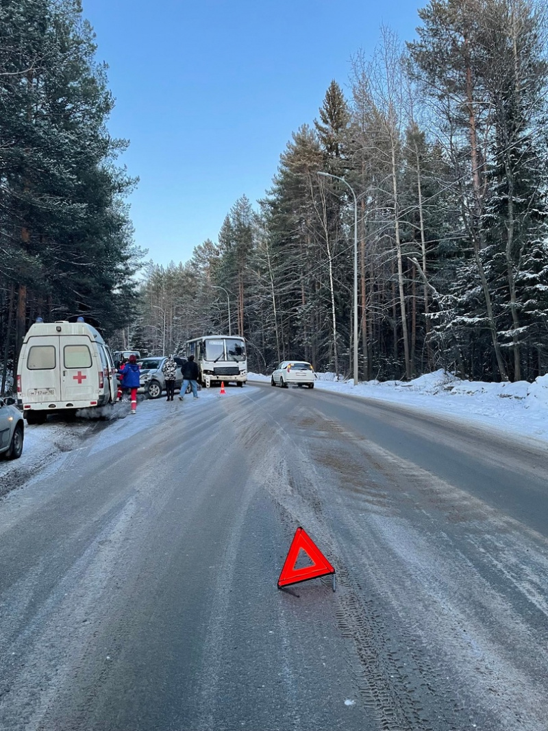    Внедорожник влетел в автобус после столкновения с деревом в ПетрозаводскеГАИ Петрозаводска
