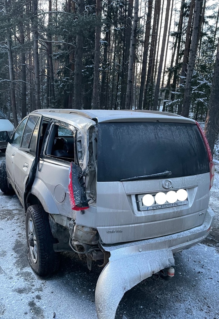    Внедорожник влетел в автобус после столкновения с деревом в ПетрозаводскеГАИ Петрозаводска