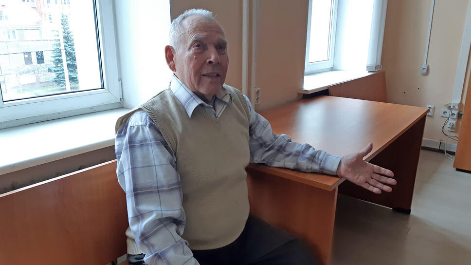 Пенсионер Фатхулла Исхаков в коридоре Ленинского райсуд Уфы .📷Фото: Наталья Балыкова / Коммерсантъ