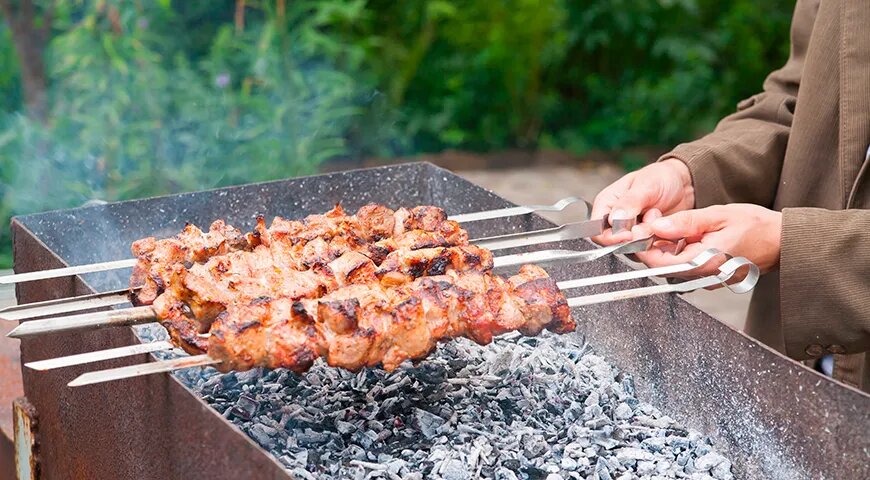   Шашлык лучше всего готовить на серых углях, у которых при раздувании появляется алый оттенок (Shutterstock/FOTODOM)