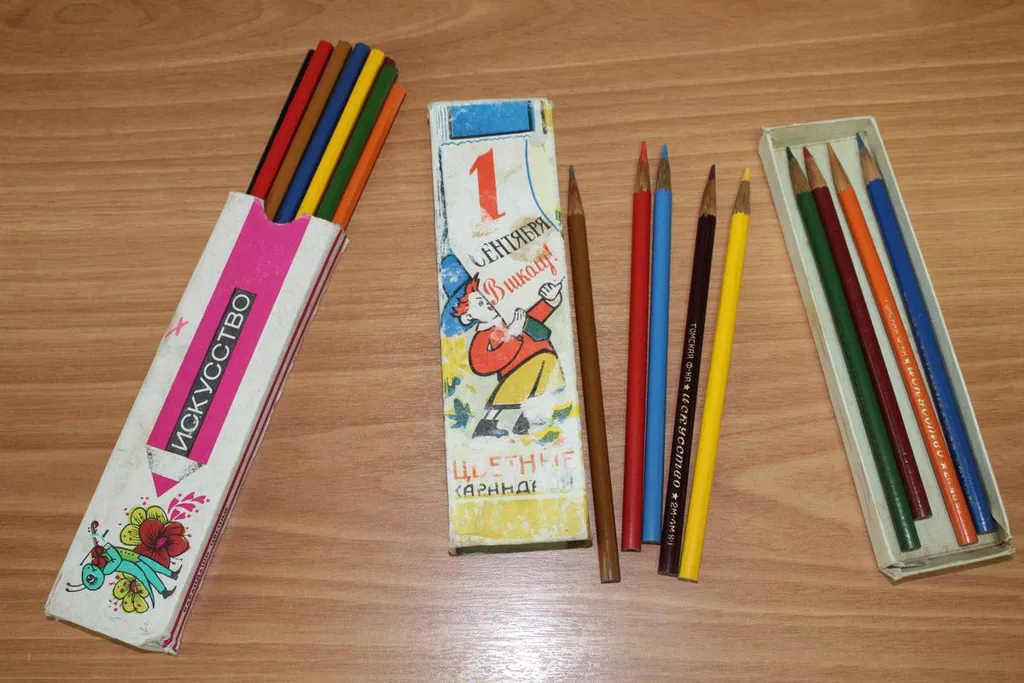 Наборы цветных карандашей из фондов музея