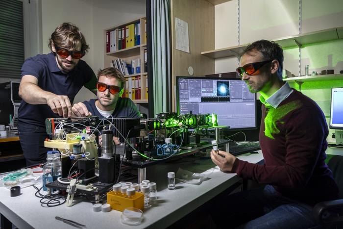 Харальд Фицек, Кристиан Хилл и Кристиан Нойпер (слева направо) тестируют лазерный сенсор для поиска нанопластика в жидкостях. Источник: Lunghammer — TU Graz