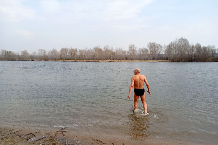    Самые смелые новосибирцы уже открыли купальный сезон. Фото VN.ru