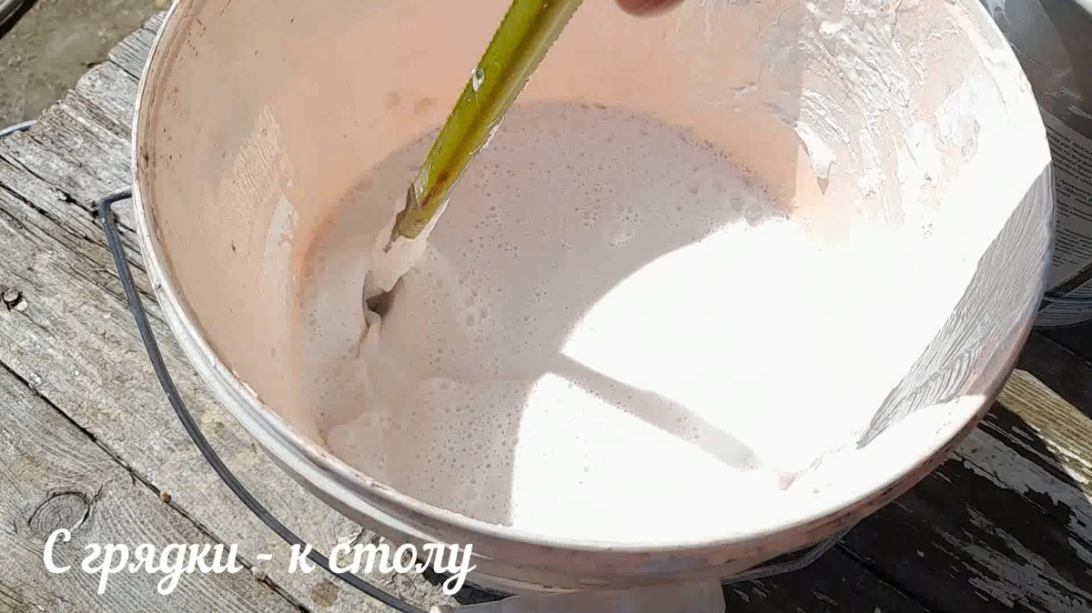 Смешиваем всё до однородной массы, чтобы раствор ложился ровно на кору и обеспечивал надёжную защиту