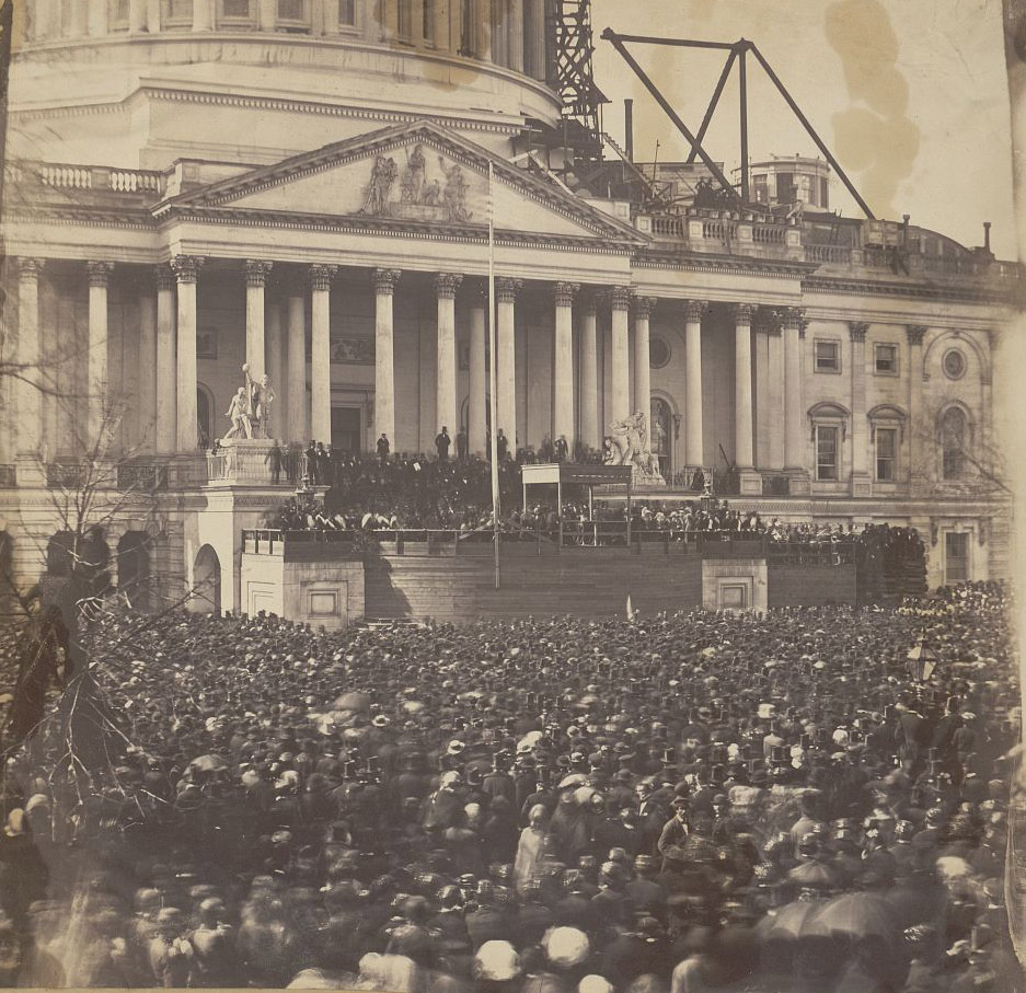    В 1858 году Линкольн проиграл выборы в сенат, однако провёл яркую избирательную кампанию, сделавшую его известным политиком и критиком рабства. В 1860 году он стал первым республиканцем, избранным президентом США (на фото — инаугурация) / The Library of Congress