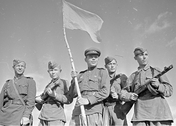 Советские солдаты с флагом