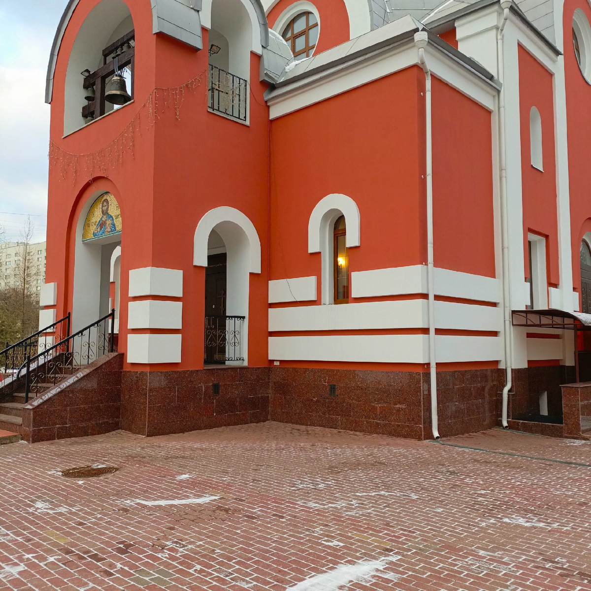 Снизу облицовка из гранита - устойчивого камня - но, предполагаю, что специальным лаком его всё равно покрывают во время полировки или после (лак-пропитка)