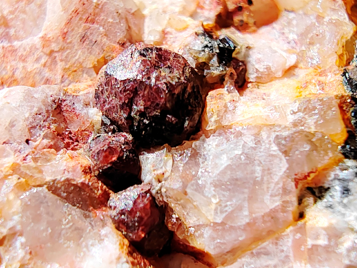 Фотографии любезно предоставил нам Павел Б. из Белоруссии. Гранат-альмандин в граните. Фотографии из группы Камнеискатель ВК