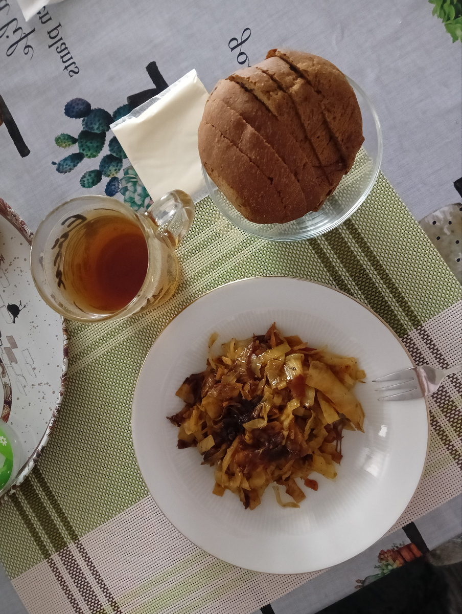 Обед: тушеная капуста (острая), хлеб николаевский, сыр плавленый, кружка черного чая с ароматом лимона