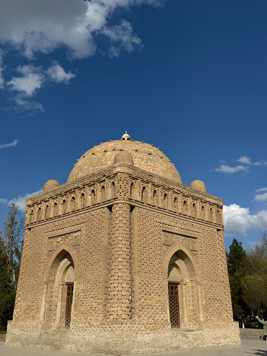 Мавзолей Исмоила Самони. Фото автора.