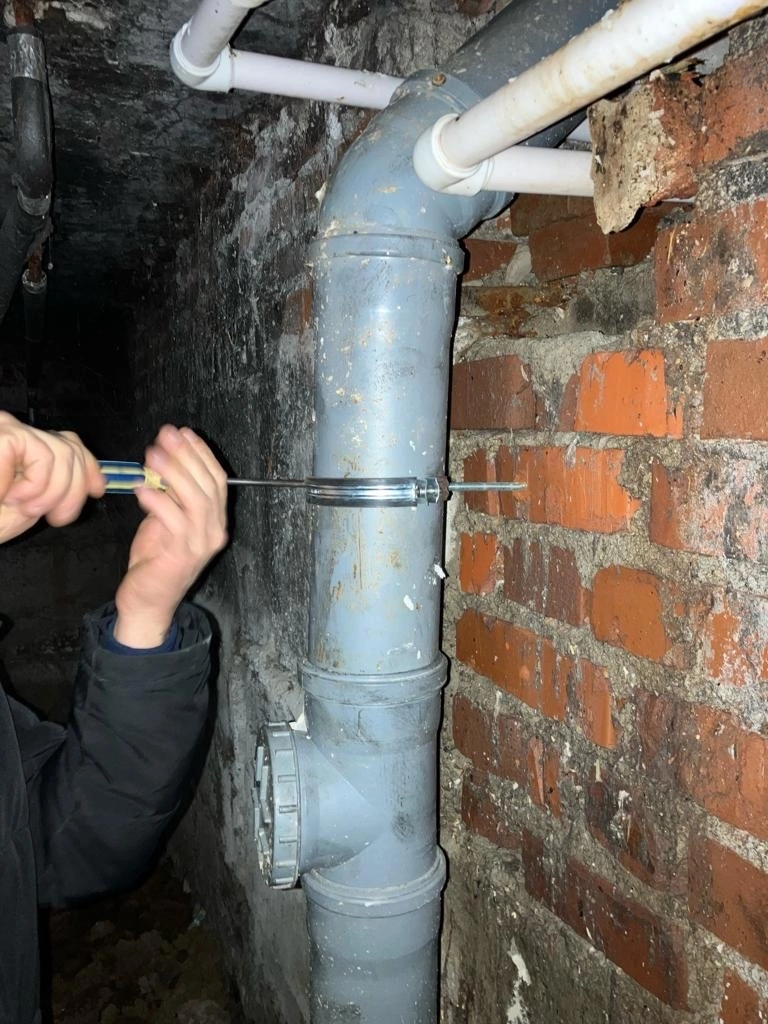 Например, в подвале дома устраняли проблемы, связанные с канализационной трубой (замена проблемных участков, установка дополнительных хомутов).