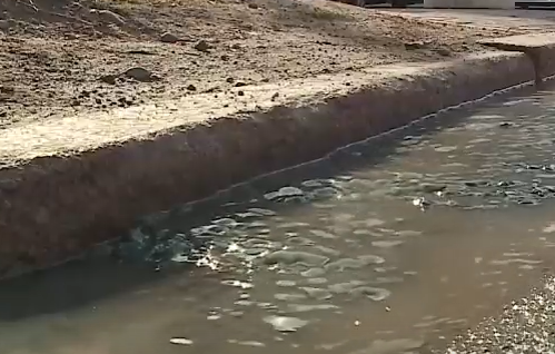     Улицу Кирова топит ручьями канализации