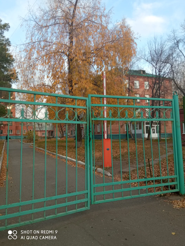 Корпус Омского противотуберкулёзного диспансера №4. Вид из-за забора