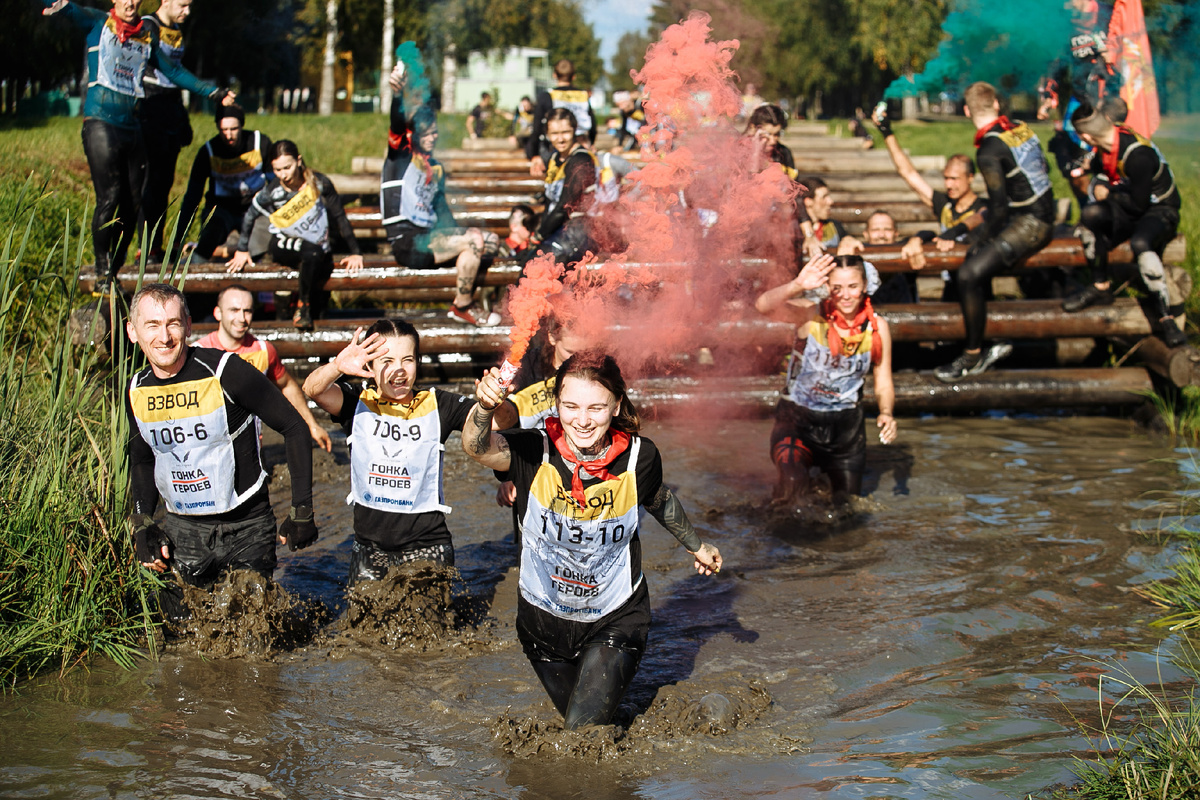 В «Гонке героев» участникам приходится преодолевать по-настоящему сложные участки пути.