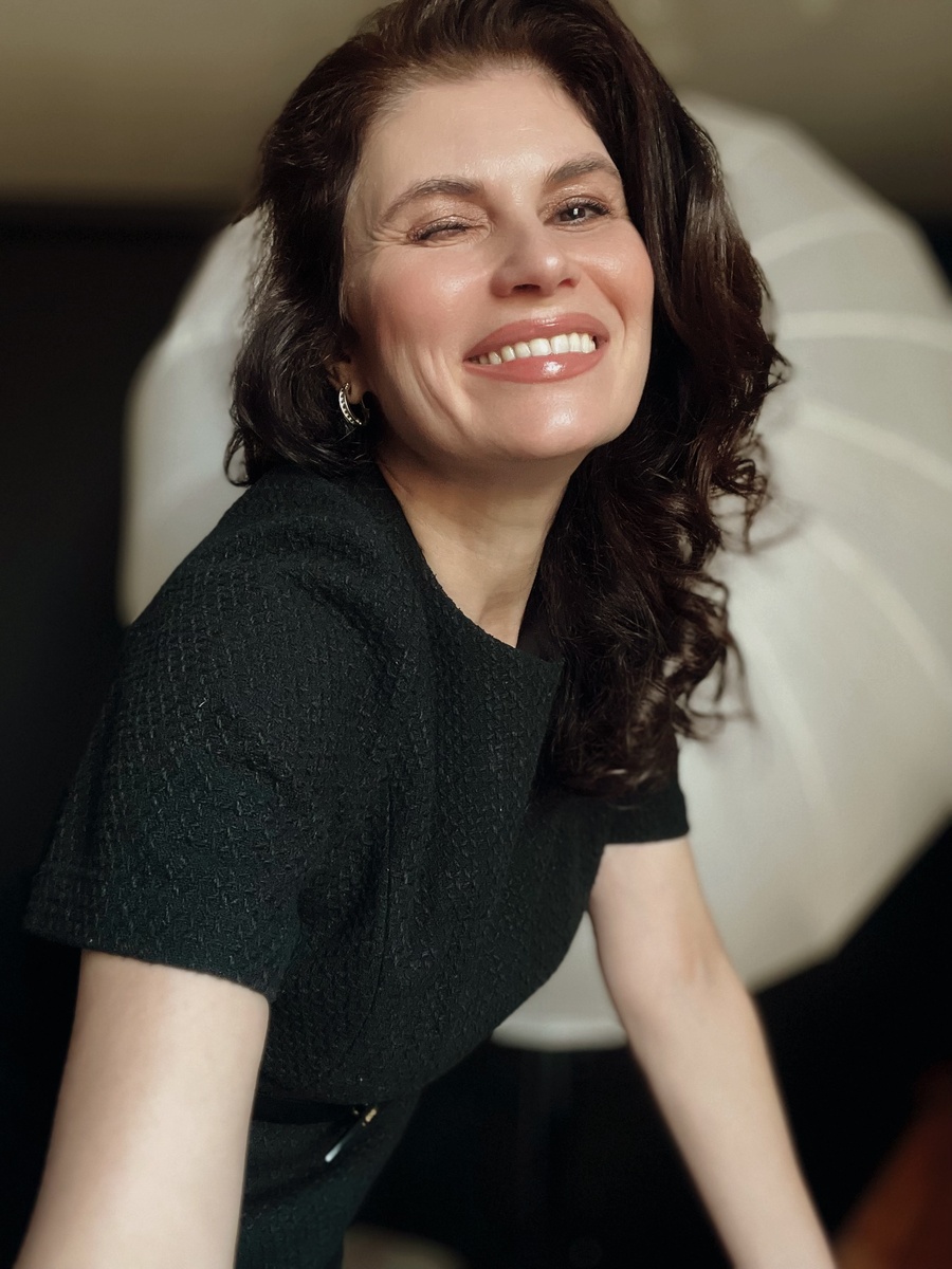 Двойное послание – это когда вам сообщают словами один смысл, а эмоциями и действиями – другой. Тем самым, эмоционально привязывая вас к себе и заставляя действовать в их интересах против вашей воли. У вас сужается мир и способы взаимодействия с окружающей средой до разрешения того самого человека, который вами манипулирует.