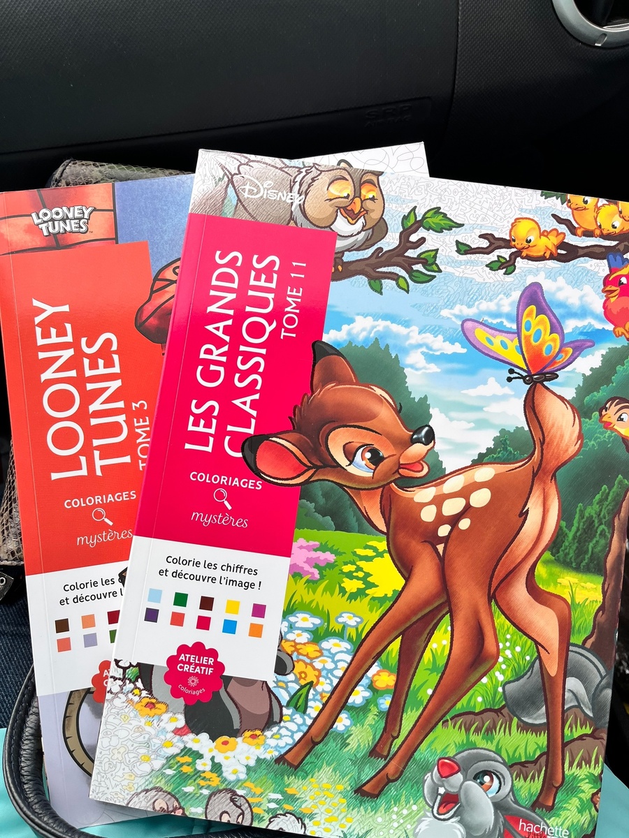 Первые покупки официальных французских раскрасок. 