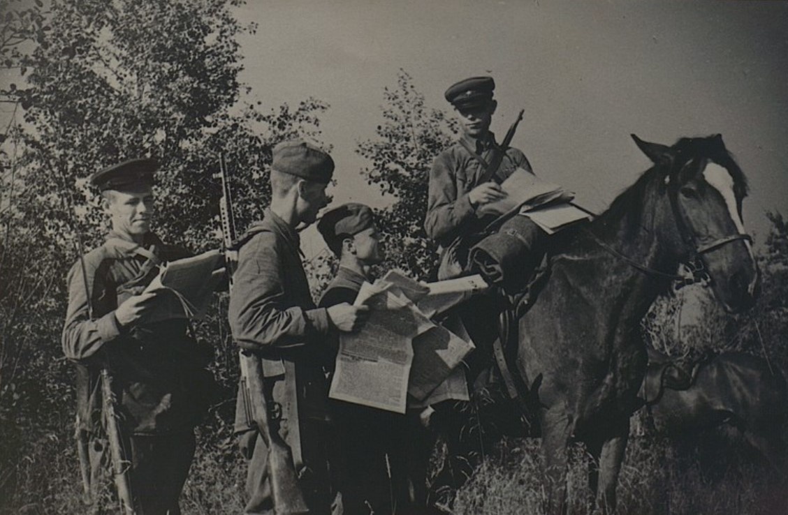 Комсомолец-пропагандист раздает газеты бойцам. 1941 г
