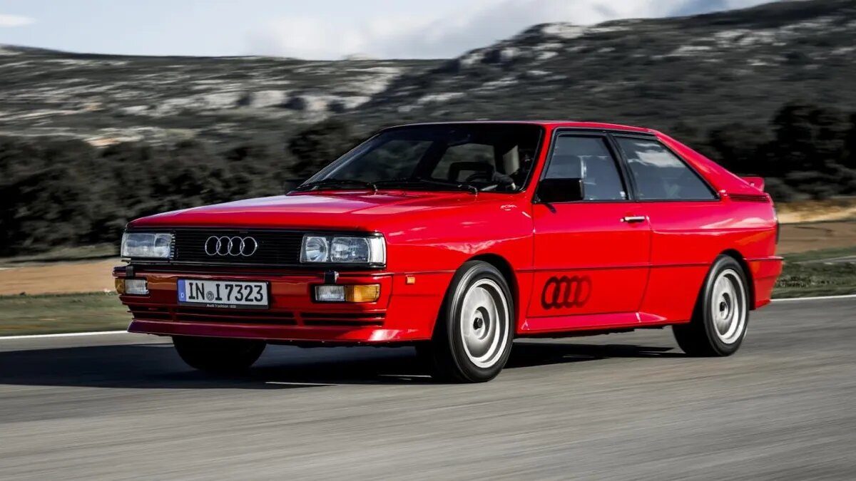  Audi Quattro 1980-х vs Audi e-tron GT 2024 – эволюция дизайна и технологий.