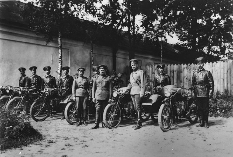 В Царской Ставке в Могилеве. Команда мотоциклистов во главе с генерал-майором Владимиром Николаевичем Воейковым.
Неизвестный автор, 1916 год, Белоруссия, г. Могилев, Государственный архив кинофотодокументов, г. Красногорск.