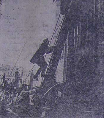 Обследование крыши Успенского собора в Москве при помощи пожарных лестниц (1910 год)