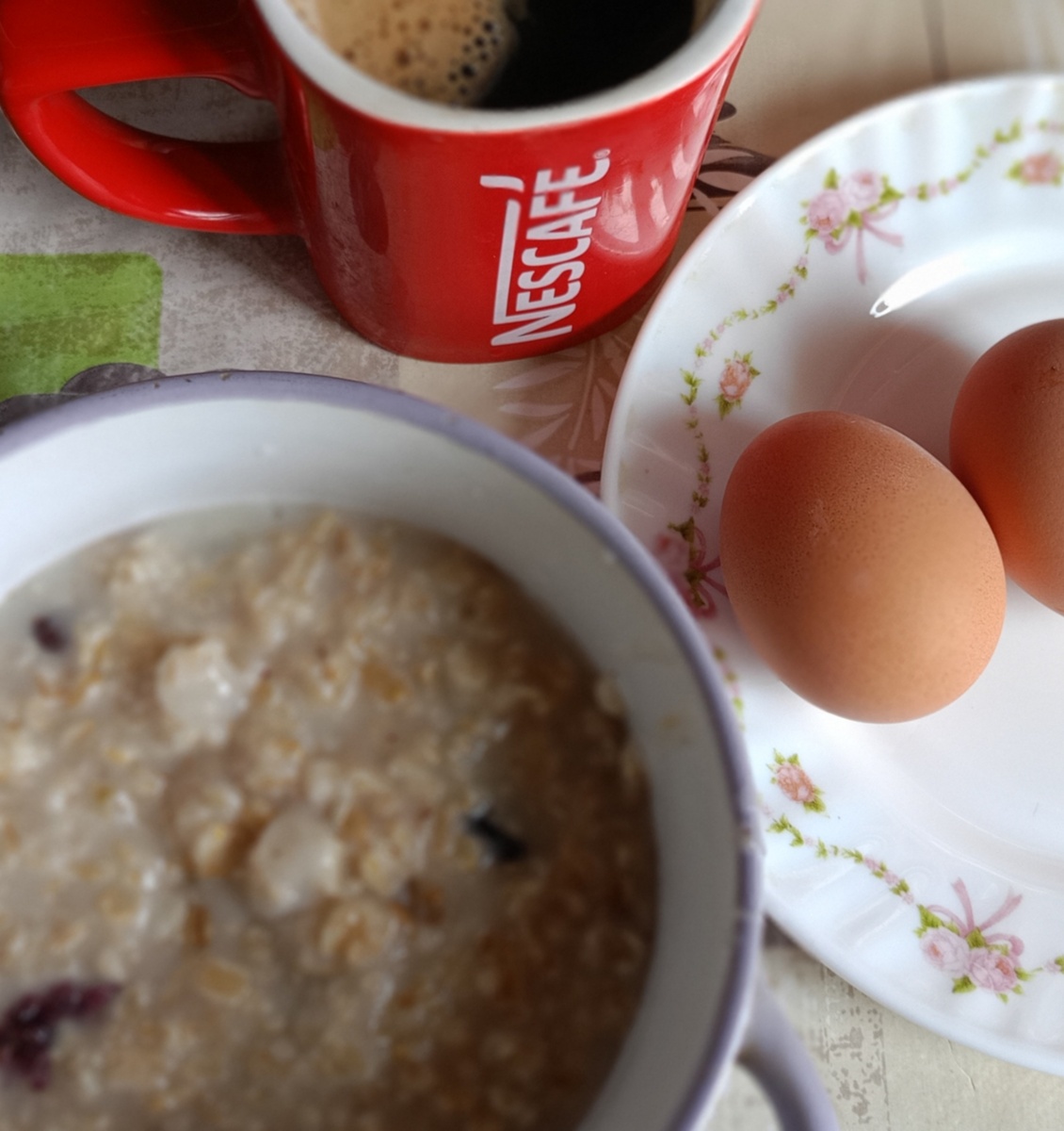 Сегодня на завтрак нам с мамой приготовила овсянную кашу на воде с изюмом, сварила два яйца себе и одно маме( она сказала одно будет) и налила себе кофе. 