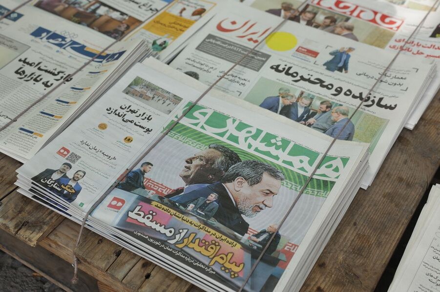    Первые полосы газет в Тегеране после переговоров США и Ирана. 13 апреля 2025 г. / Источник: © EPA/ТАСС