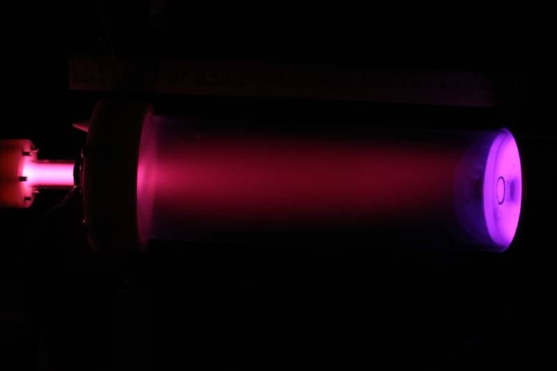 Плазменная диффузная струя в трубке диаметром 9 сантиметров. Источник: Tarasenko et al. / Technical Physics Letters