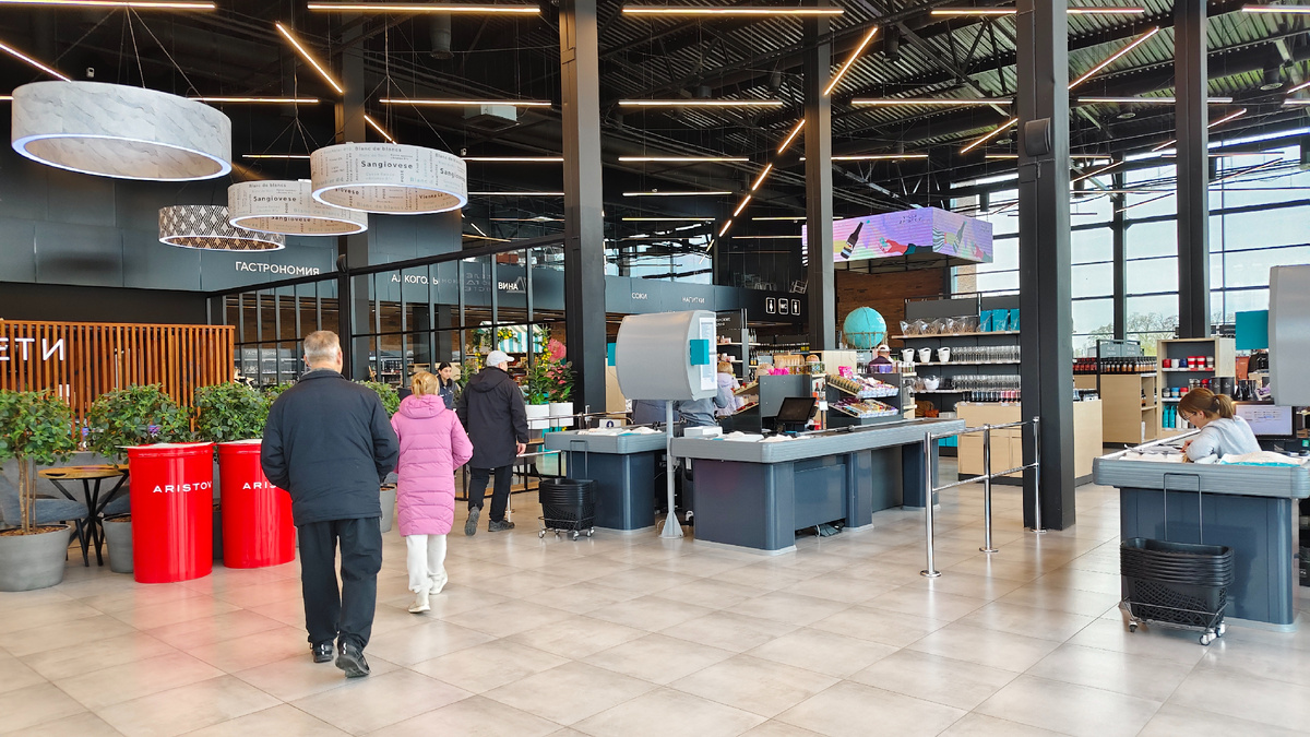 От входа такой вид