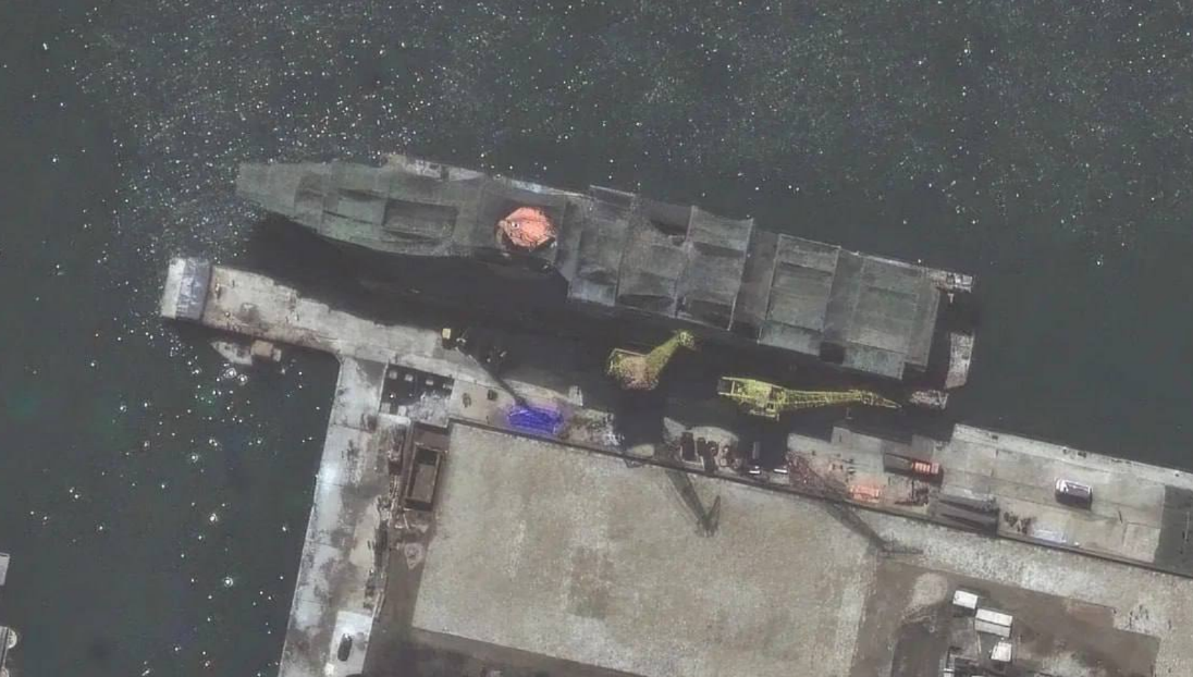 Спутниковый снимают новейшего корабля ВМС КНА типа фрегат, или лёгкий крейсер с управляемым ракетным оружием. Новая для КНДР единица флота. Фото Максар