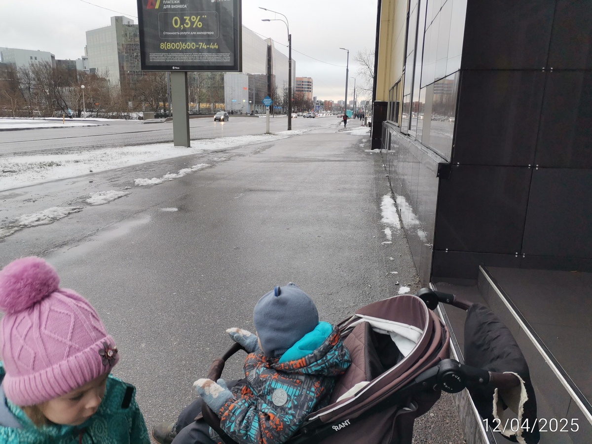 У входа в Галилео. Оранжевое здание на горизонте (второе по другой стороне улице) это метро Ладожская. 650 метров. 