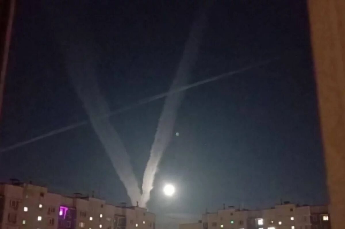    Россияне пытаются разгадать странные следы в небе в виде букв V и X