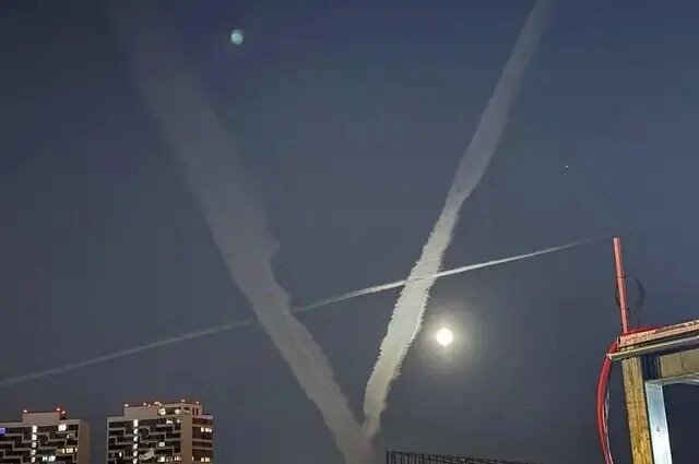 След в небе в виде буквы V в небе над Москвой Фото: кадр видео