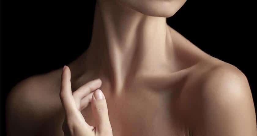 🎥 В видео, ниже, я покажу вам три мощных упражнения для самомассажа мышц шеи — задней, боковой и передней. Именно наша шея — это единственная дорога, по которой кровь и лимфа попадают в голову и возвращаются обратно.