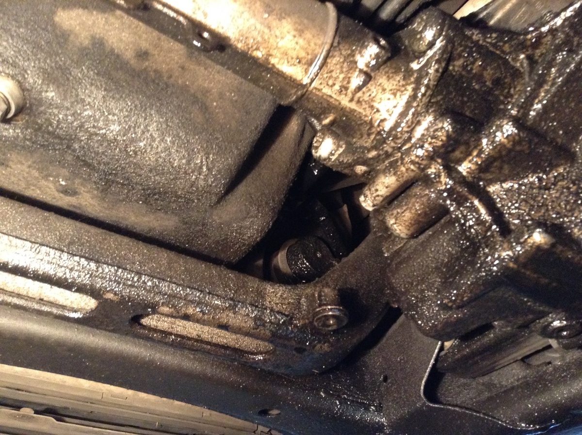 Течет масло.