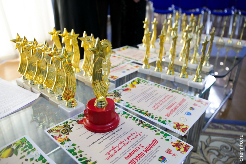    Награждение победителей конкурса-фестиваля "Война глазами детей, внуков и правнуков" состоялось во Дворце металлургов.